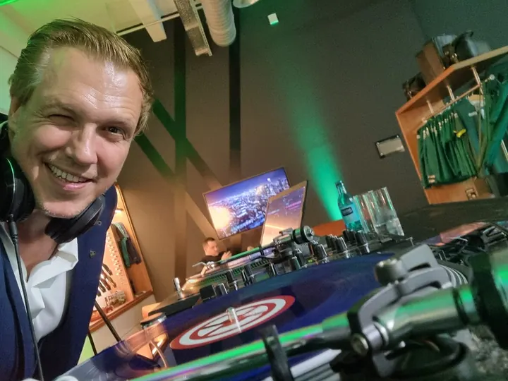 Aston-Martin-Premiere bei Nord-Ostsee-Automobile mit DJ