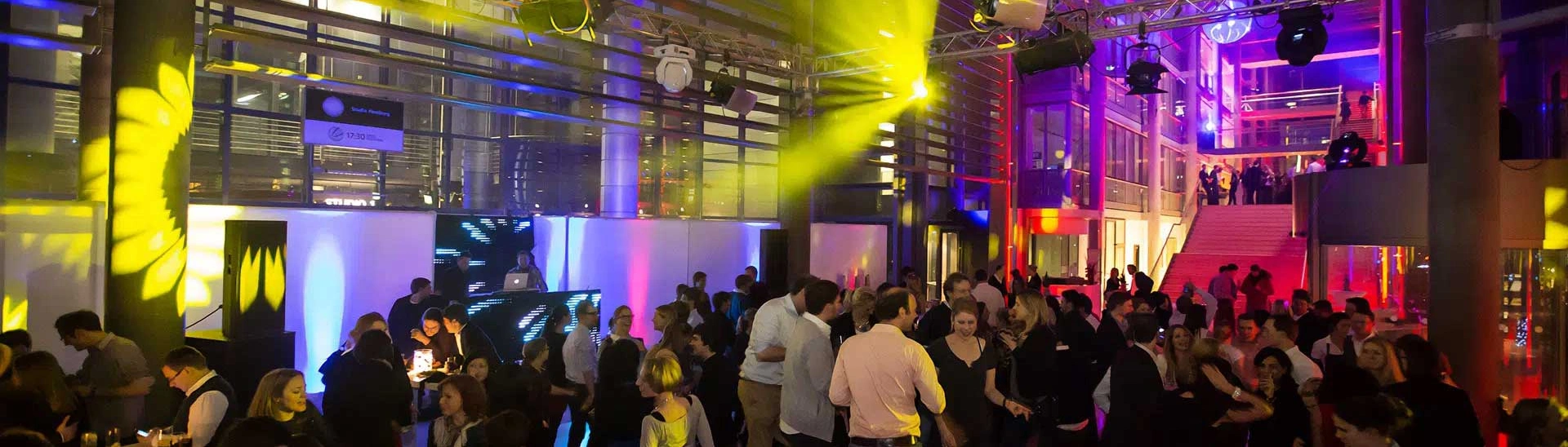 Firmenfeier in Hamburg mit DJ, Lichtshow und voller Tanzfläche