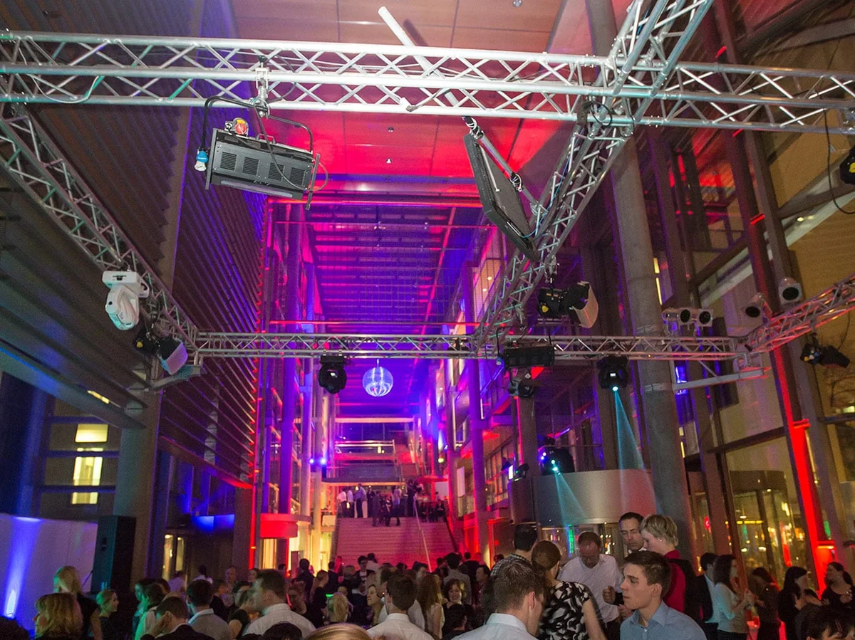 DJ für Firmenfeier in Hamburg buchen