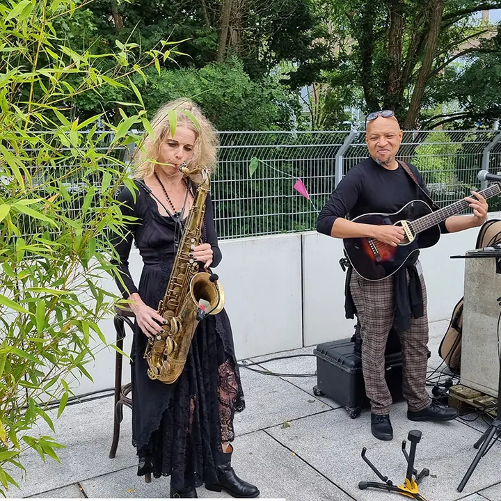 DJ-Gig mit Live-Musikern auf einem Event in Hamburg