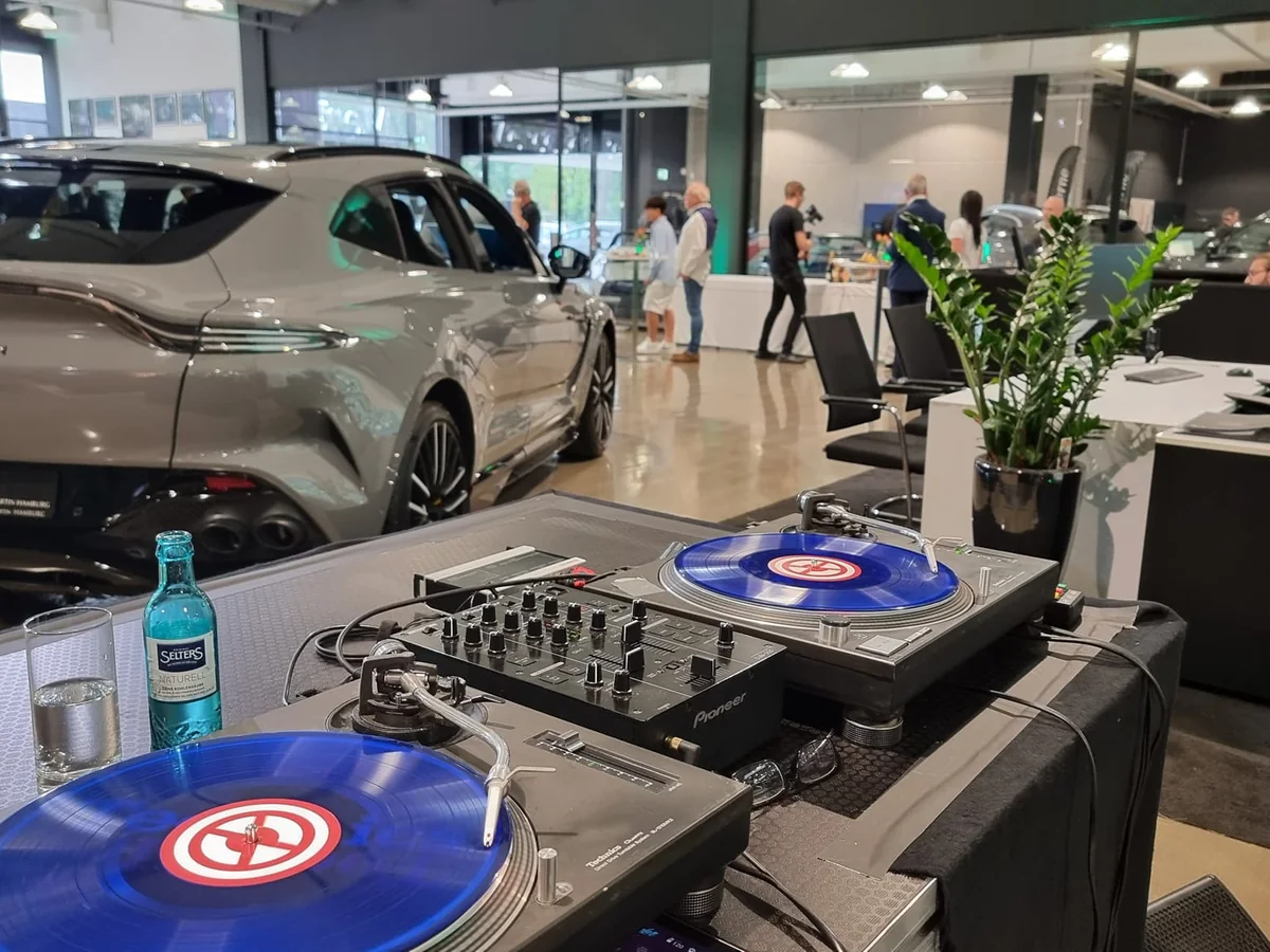 DJ-Set mit Plattenspielern auf einem Firmenevent in Hamburg
