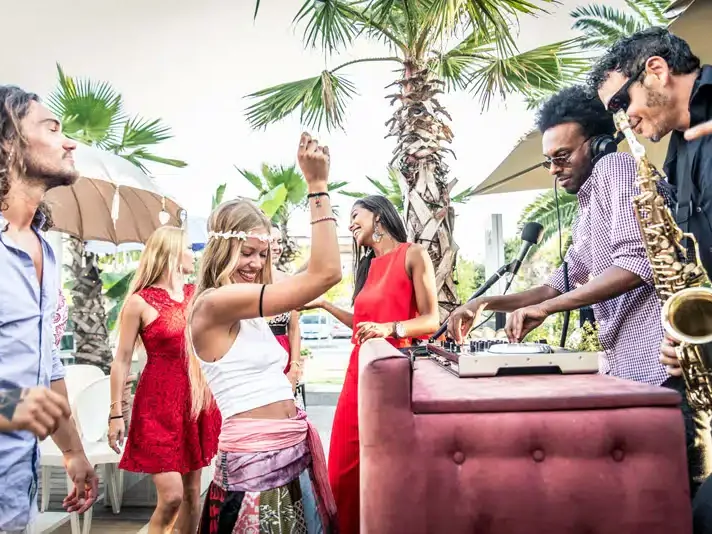 DJ und Live-Saxophon bei einem Sommerevent in Hamburg