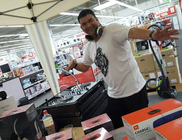 DJ Christian legt bei Media Markt in Hamburg auf
