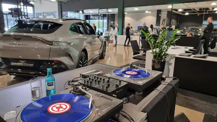 DJ-Set mit Plattenspielern auf einem Firmenevent in Hamburg