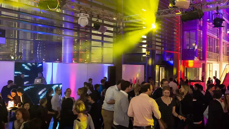 DJ-Pult mit Lichtshow bei einer Firmenfeier in Hamburg