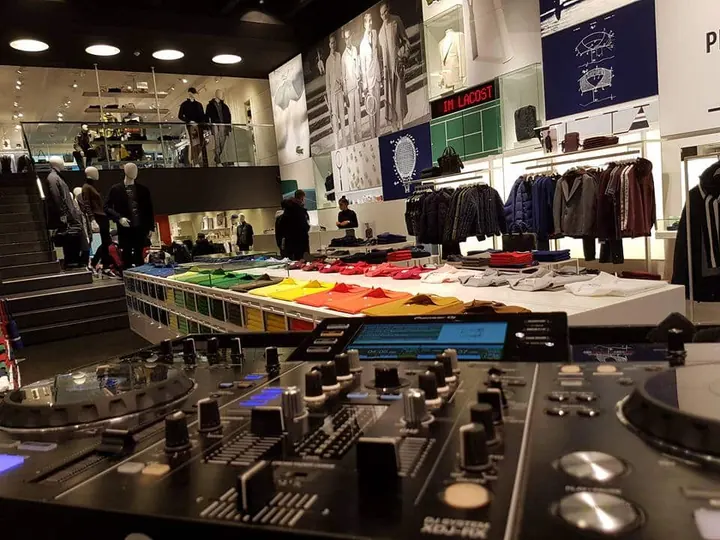 Shoperöffnung mit DJ im Lacoste-Store am Neuen Wall in Hamburg