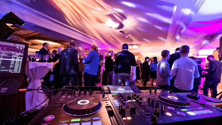DJ-Technik mit Showeffekten und Sound bei einer Geburtstagsfeier