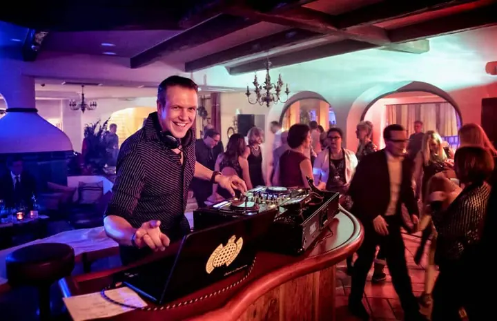 DJ Le Funque legt auf einer Silvesterparty in einem Hotel in Österreich auf