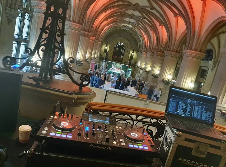 Parlamentarisches Sommerfest im Hamburger Rathaus mit Musikern und DJ-Technik