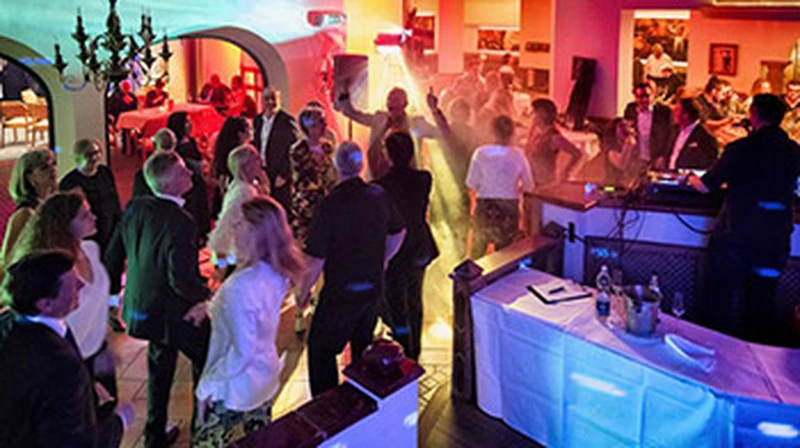 Volle Tanzfläche bei einer Geburtstagsfeier mit DJ