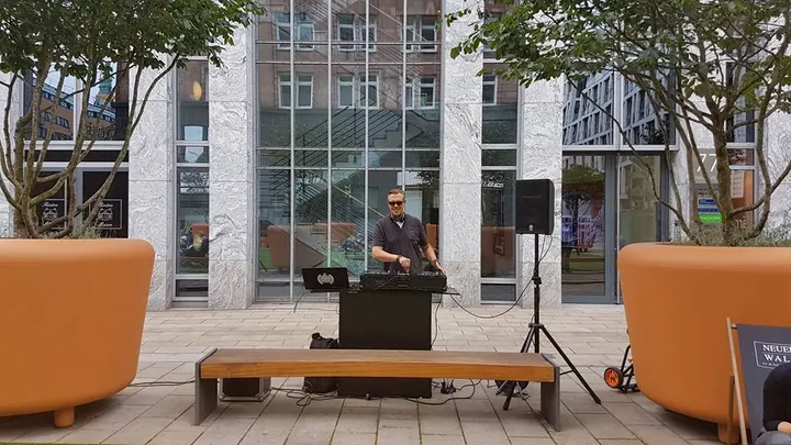 Lounge-DJ aus Hamburg spielt Open Air am Neuen Wall