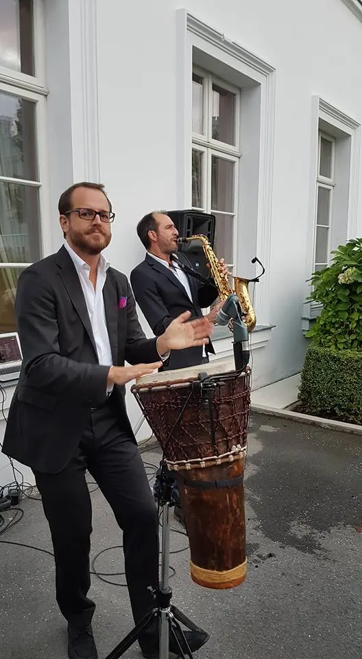 Die Musiker von Soloco spielen Percussion und Saxophon