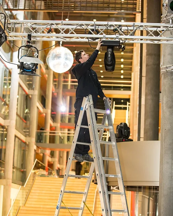 Aufbau von Veranstaltungstechnik für Firmenevent in Hamburg