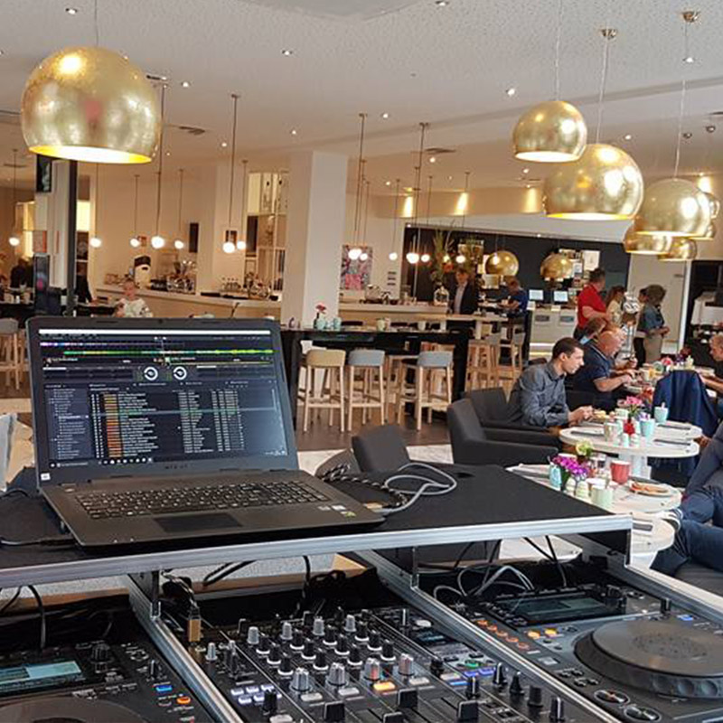 DJ legt coole Beats im Hotel auf